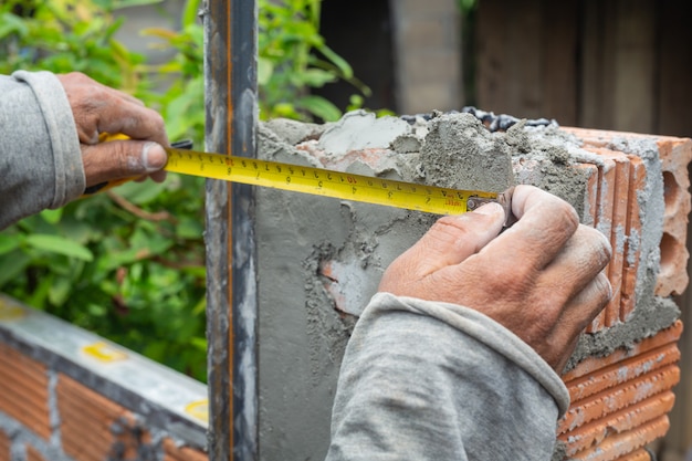 albanileria trabajador construccion construyendo pared ladrillos 1150 14761
