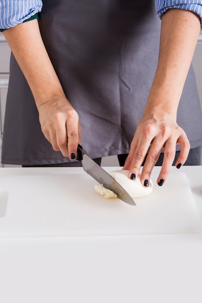 primer plano mujer joven cortando queso cuchillo tabla cortar 23 2148120128