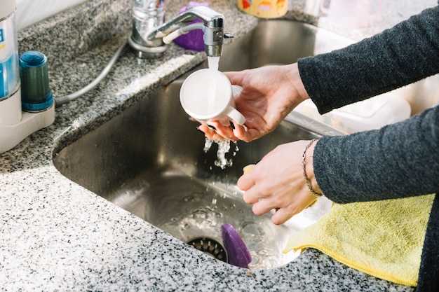 primer plano taza lavado manos mujer fregadero cocina 23 2147878191