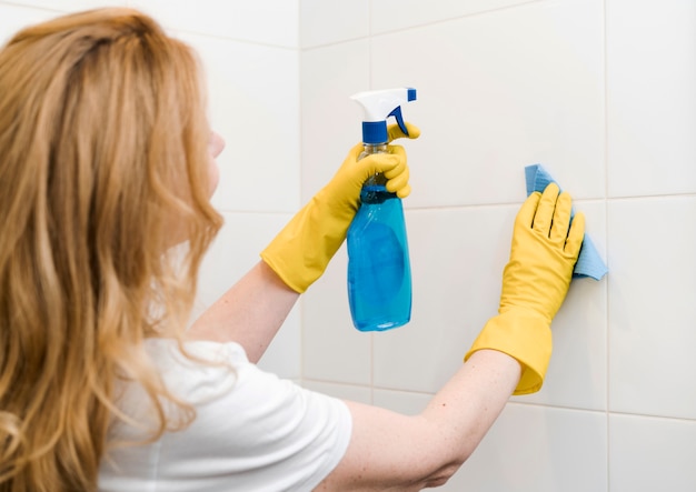 vista lateral mujer limpiando pared ducha 23 2148465057